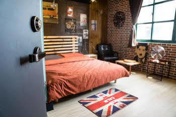 Baker Street Design Inn Тайнан Екстериор снимка