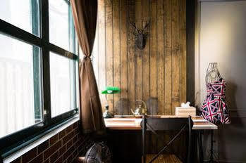 Baker Street Design Inn Тайнан Екстериор снимка