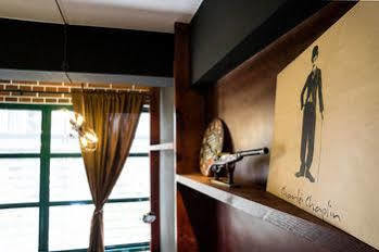 Baker Street Design Inn Тайнан Екстериор снимка